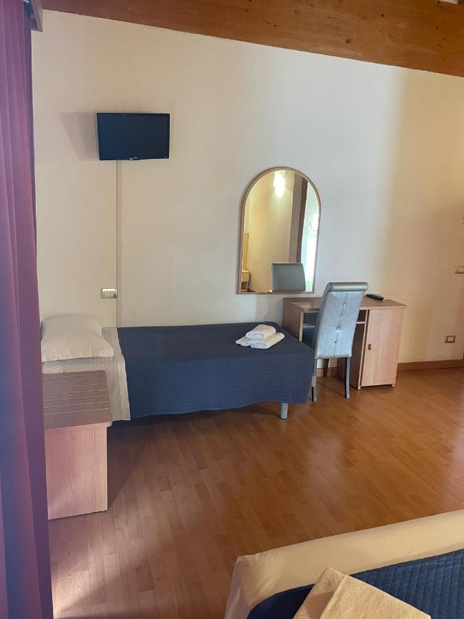 Vittoria Rooms Peschiera ペスキエーラ・デル・ガルダ エクステリア 写真