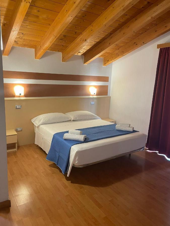 Vittoria Rooms Peschiera ペスキエーラ・デル・ガルダ エクステリア 写真