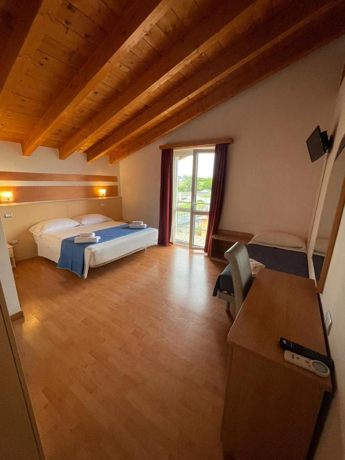Vittoria Rooms Peschiera ペスキエーラ・デル・ガルダ エクステリア 写真