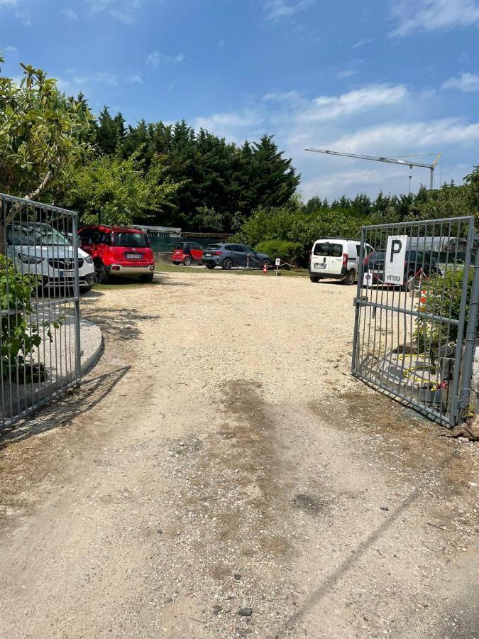 Vittoria Rooms Peschiera ペスキエーラ・デル・ガルダ エクステリア 写真