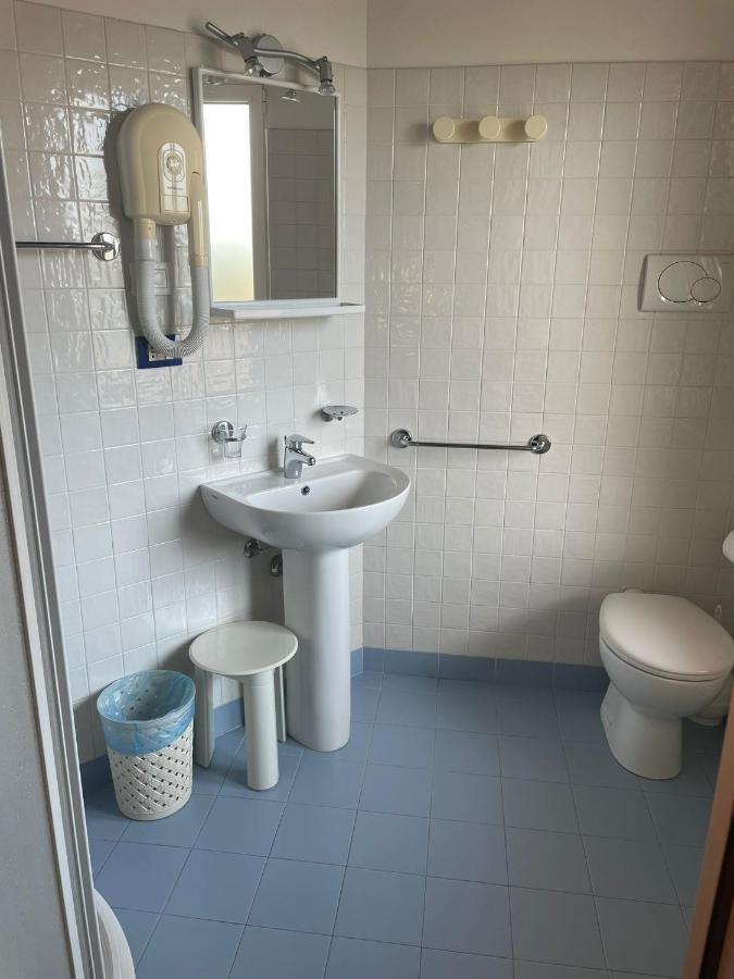 Vittoria Rooms Peschiera ペスキエーラ・デル・ガルダ エクステリア 写真