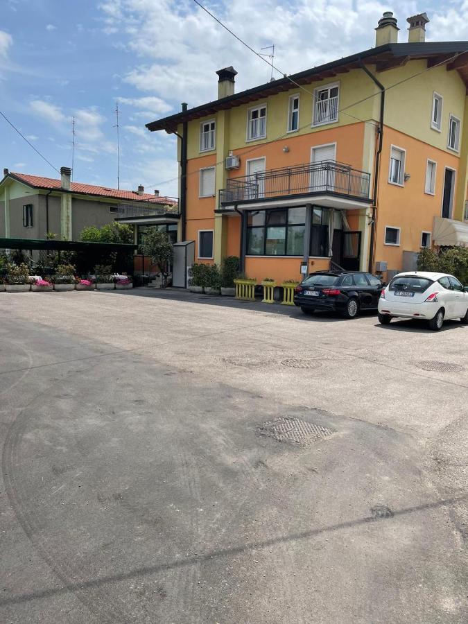 Vittoria Rooms Peschiera ペスキエーラ・デル・ガルダ エクステリア 写真