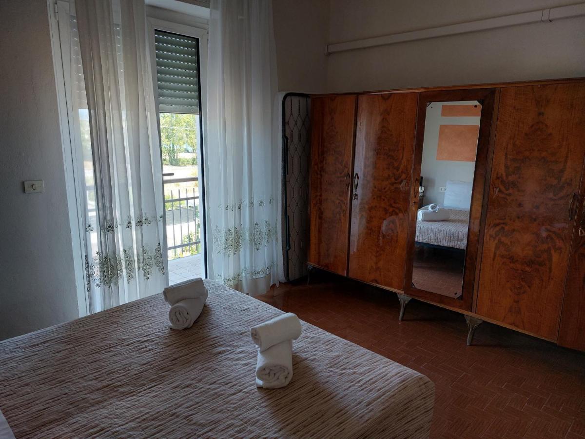 Vittoria Rooms Peschiera ペスキエーラ・デル・ガルダ エクステリア 写真