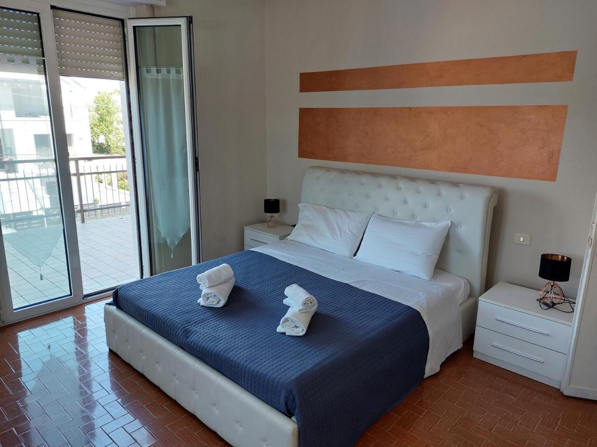 Vittoria Rooms Peschiera ペスキエーラ・デル・ガルダ エクステリア 写真