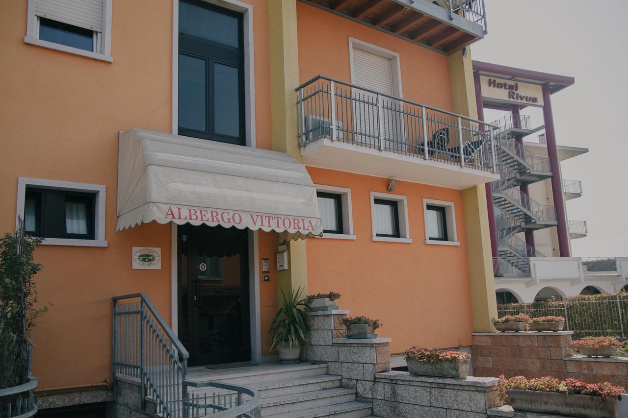 Vittoria Rooms Peschiera ペスキエーラ・デル・ガルダ エクステリア 写真